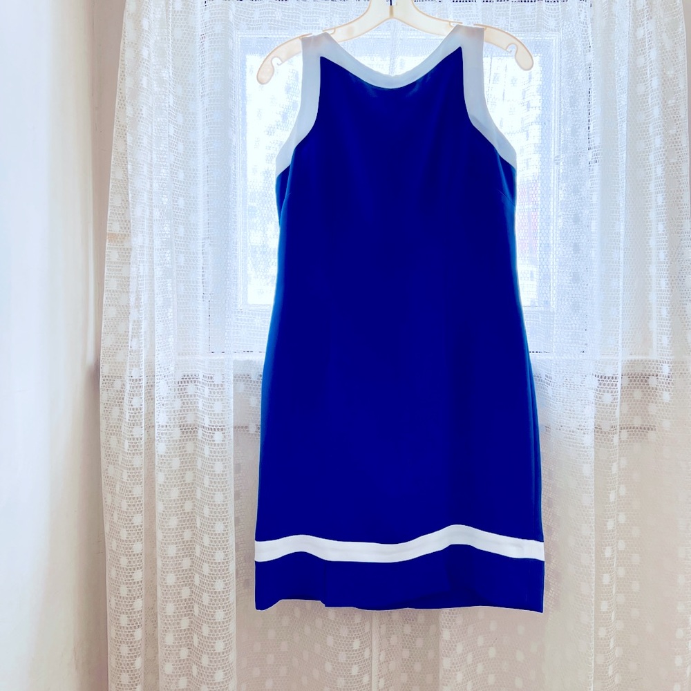 Timeless blue woman’s sheath - 8P silk lines with tasteful front slits.